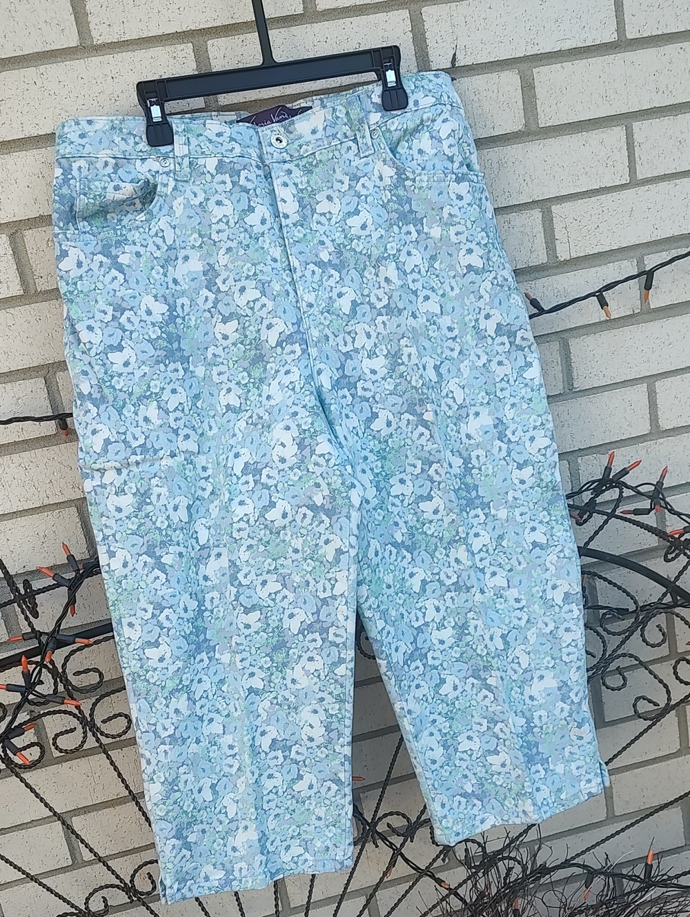 Gloria Vanderbilt// Floral White &Blue Capris pants - Picture 3 of 10